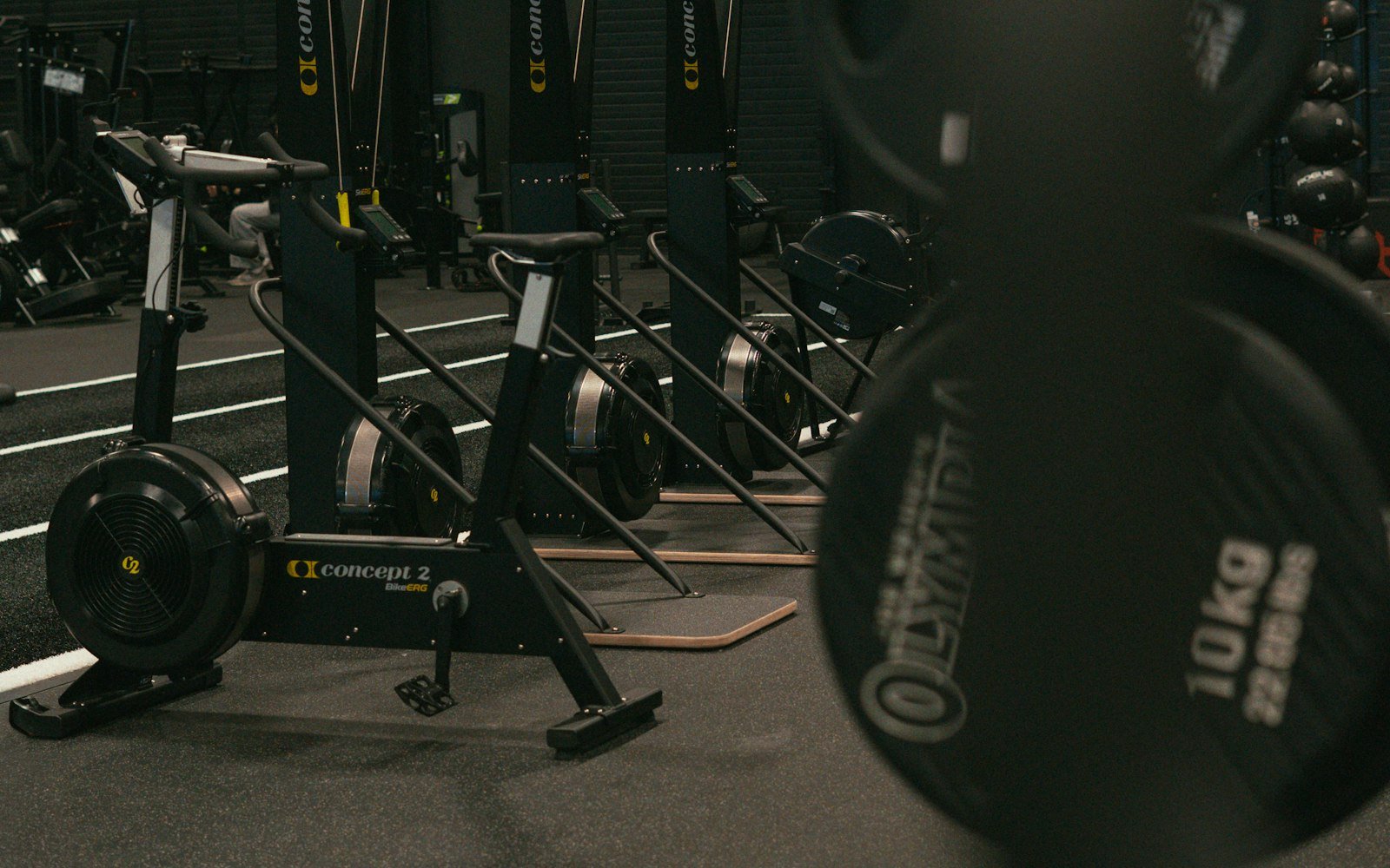 Rowing machines and weight plates in a gym